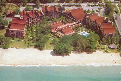 Hotel de luxo na praia — arquitetura tradicional — datado por volta de 1980